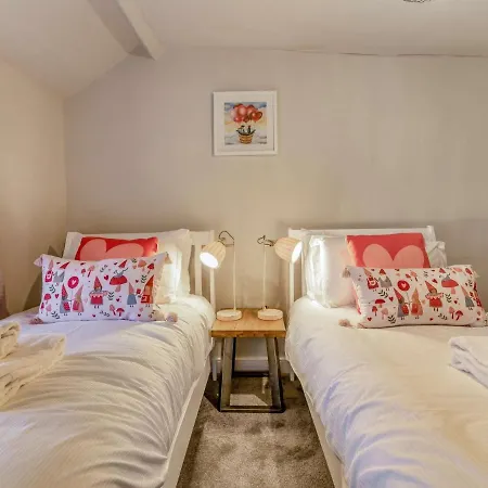 5 Bed In 89094 Masham